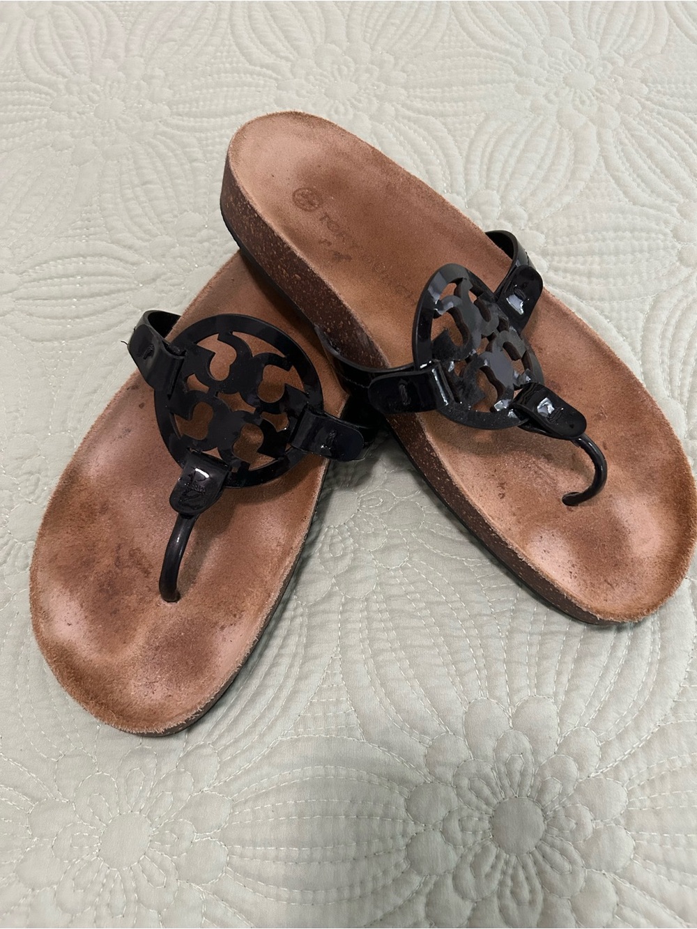 TORY BURCH Black Patent Logo Thong Sandals 8M Sueded Insole for GREAT COMFORT!